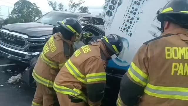 En el incidente se vieron involucrados dos vehículos tipo pick-up. Foto: @grupoelite507 