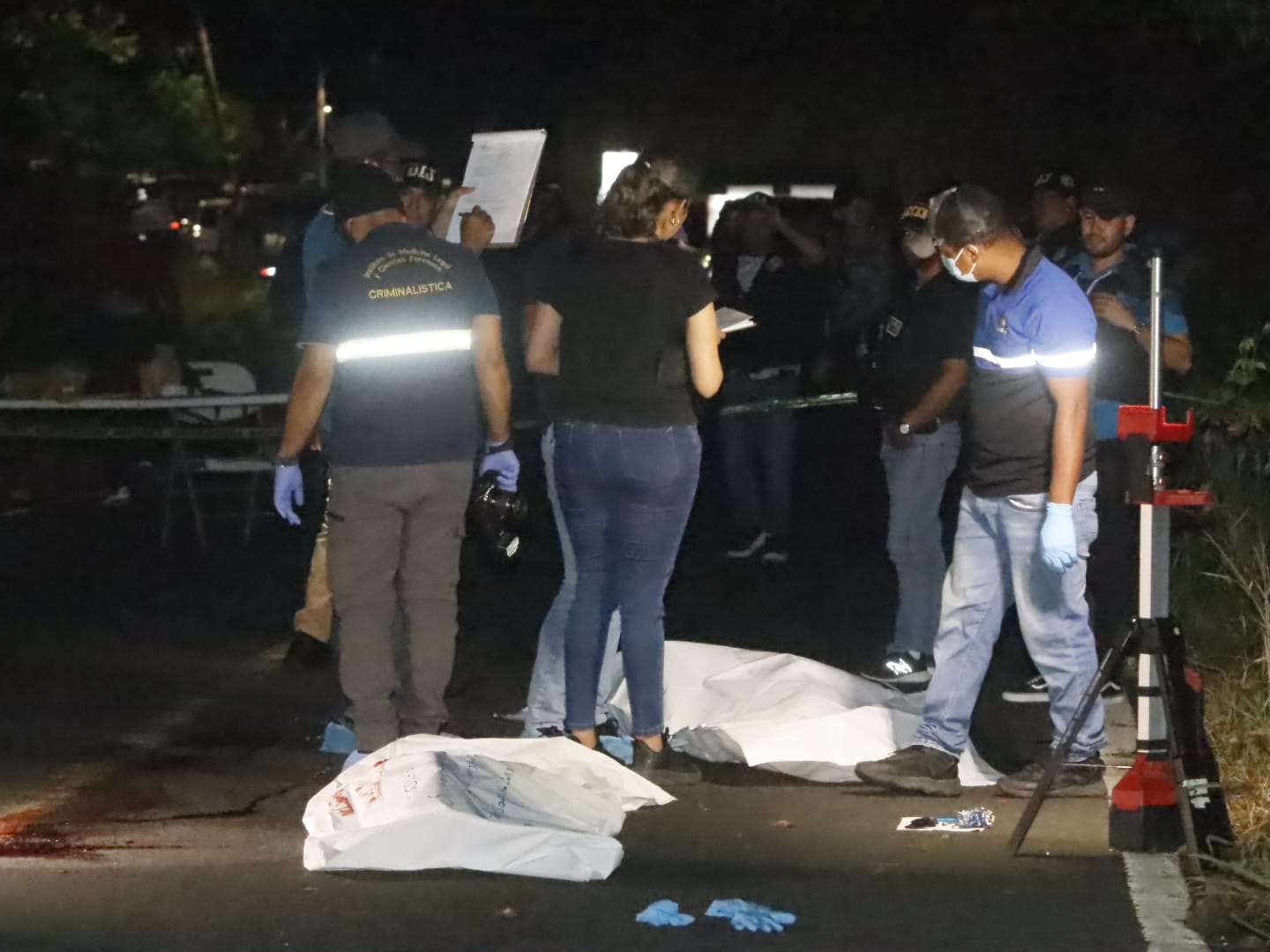 ¡Horror! Los cuerpos de las mujeres fueron encontrados, uno en mitad de la calle y el otro de cabeza en una cuneta. 