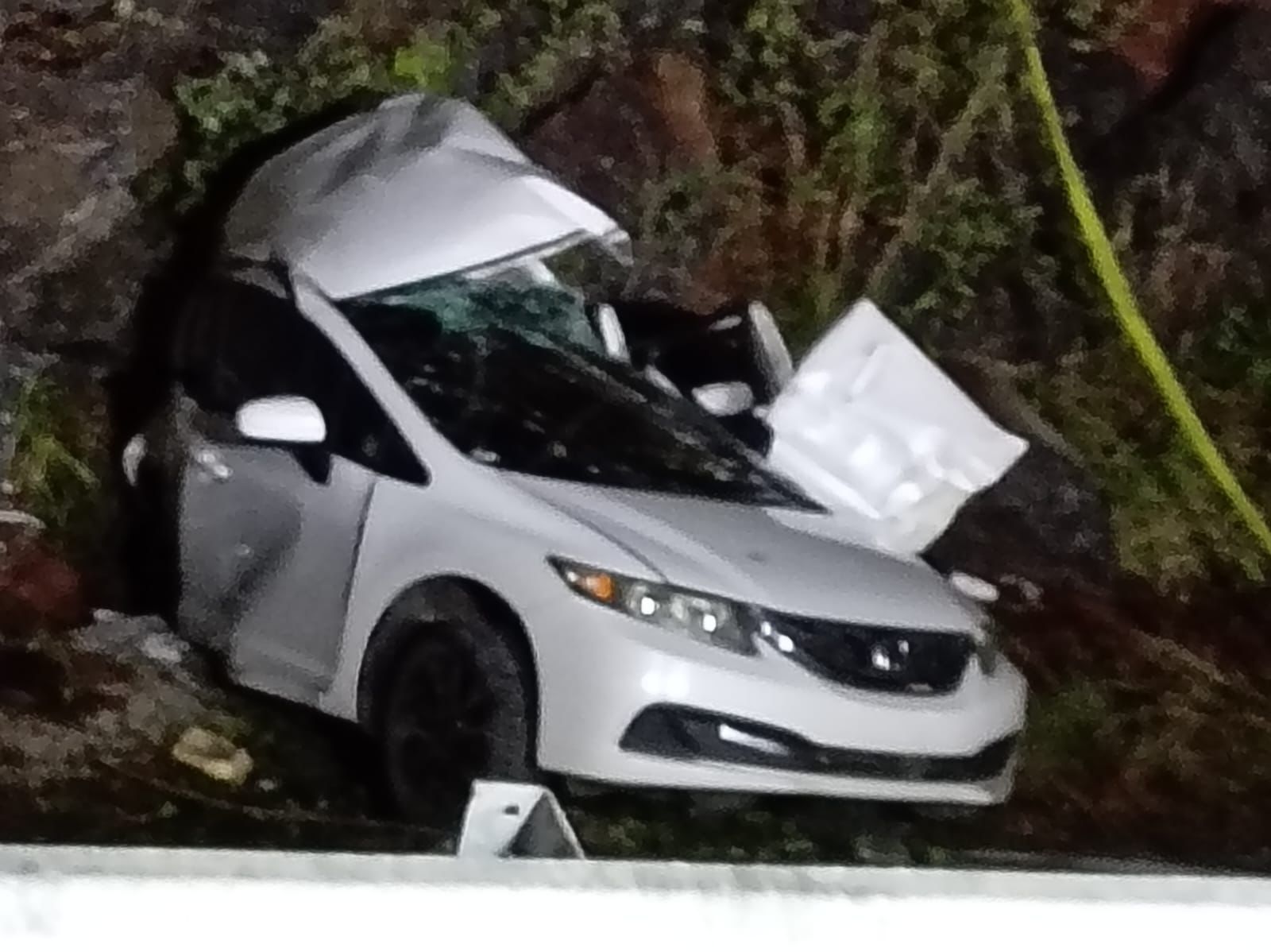 A la altura de Loma Brígida, el conductor pierde el control del auto, se vuelca y cae en una hondonada.