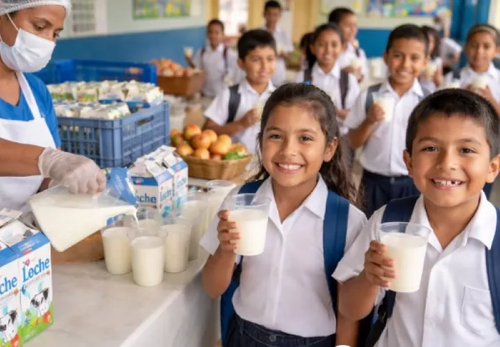 El programa beneficia a 247,468 estudiantes en 877 centros educativos del país. Foto Ilustrativa 