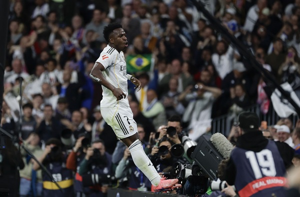 Vinícius Jr. celebra el gol que le dio el triunfo al Real Madrid en el Derbi Madrileño. Foto: EFE