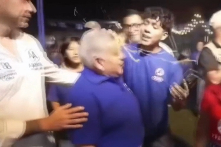 Captura de video tomada a través de rastreo de redes del empresario derechista y candidato presidencial en Perú César Acuña (i) junto a un joven que le rompió un huevo en la cabeza durante un acto electoral. Foto/EFE