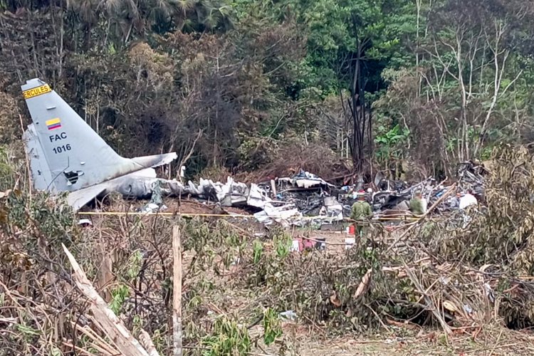 El accidente de un avión Hércules C-130 de la Fuerza Aérea Colombiana (FAC) en la ciudad amazónica de Puerto Leguízamo, que dejó 68 militares muertos, 57 heridos, dos desaparecidos y una persona ilesa. Foto. EFE