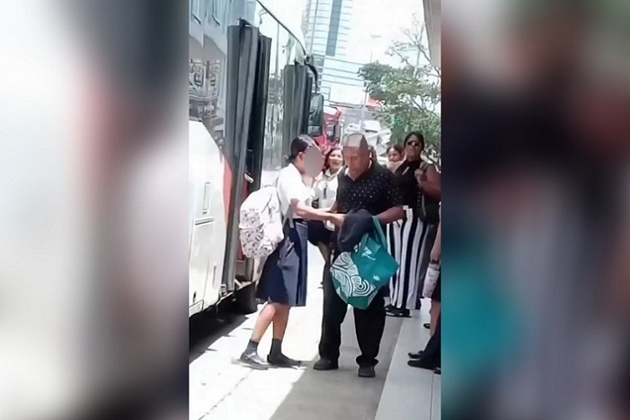 El carterista aceleró el paso y detuvo un taxi en el que escapó de la escena.  /  Captura de video