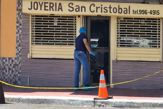 Esta es la cuarta vez que delincuentes hurtan joyas y relojes del local comercial.  /  Foto: Thays Domínguez