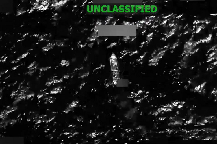 Dentro de la embarcación se encontraban cuatro personas, quienes el Comando Sur describió como "narcoterroristas" sin anunciar su identidad y acompañó el anuncio con un clip del momento del ataque. EFE/ @Southcom