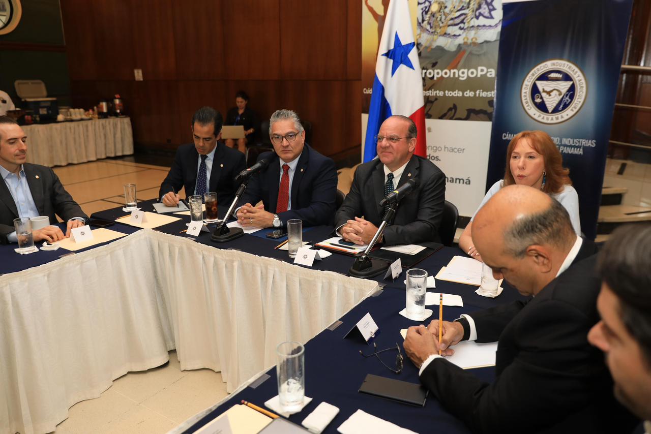el ministro de la Presidencia, Juan Carlos Orillac, durante un encuentro con la Junta Directiva de la Cámara de Comercio, Industrias y Agricultura. 