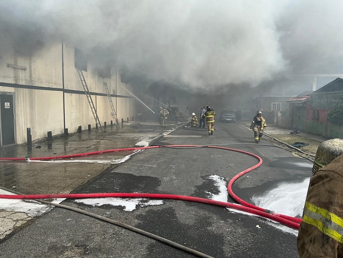El incendio ha generado una densa columna de humo que se ha extendido a áreas cercanas.  /  Foto: BDBRP