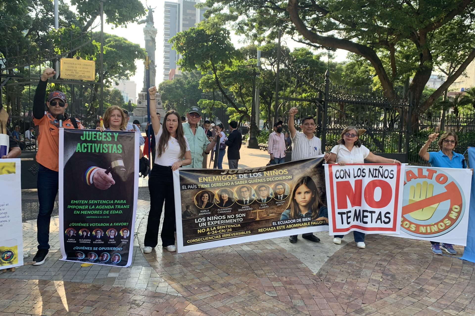  'Con mis hijos no te metas': Masiva protesta en Guayaquil tras fallo constitucional