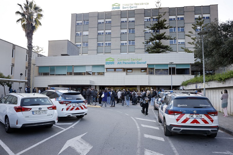 Numerosos periodistas y curiosos esperan a las puertas del Hospital Residencia Sant Camil, en Sant Pere de Ribes (Barcelona), el desenlace de la eutanasia de Noelia Castillo. Foto. EFE