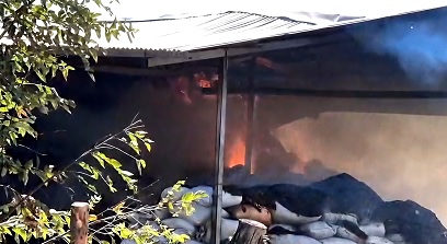 En las labores participaron al menos diez unidades de bomberos, con apoyo de varios carros cisterna y personal privado presente en el área