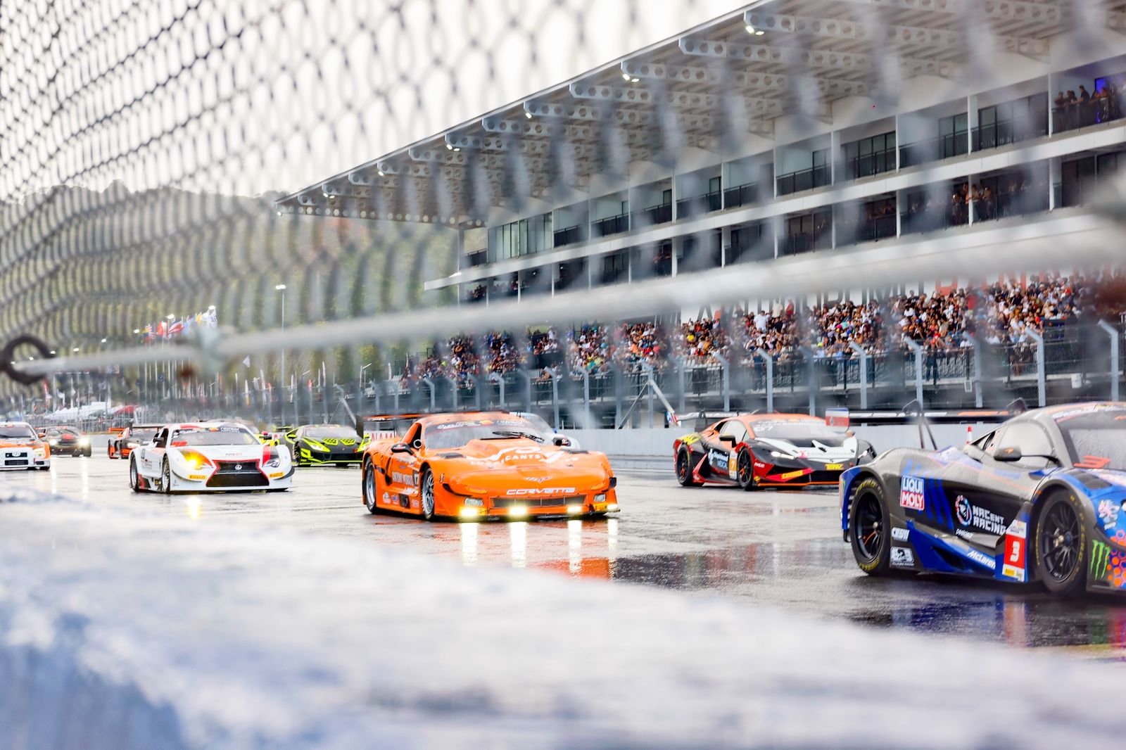 Una noche de velocidad, emoción y récord histórico de asistencia 