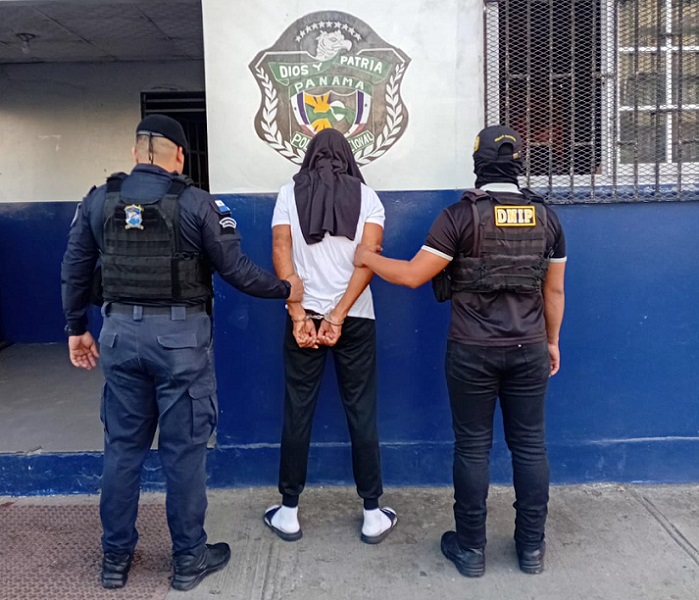 El sospechoso enfrenta cargo el delito de posesión ilícita de arma de fuego.  /  Foto PN