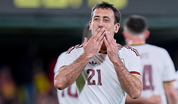 Mikel Oyarzabal fue la figura del partido al anotar doblete en el partido. Foto: EFE