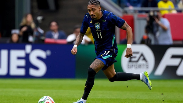 Raphinha durante el partido que enfrentó Brasil frente a Francia. Foto: EFE