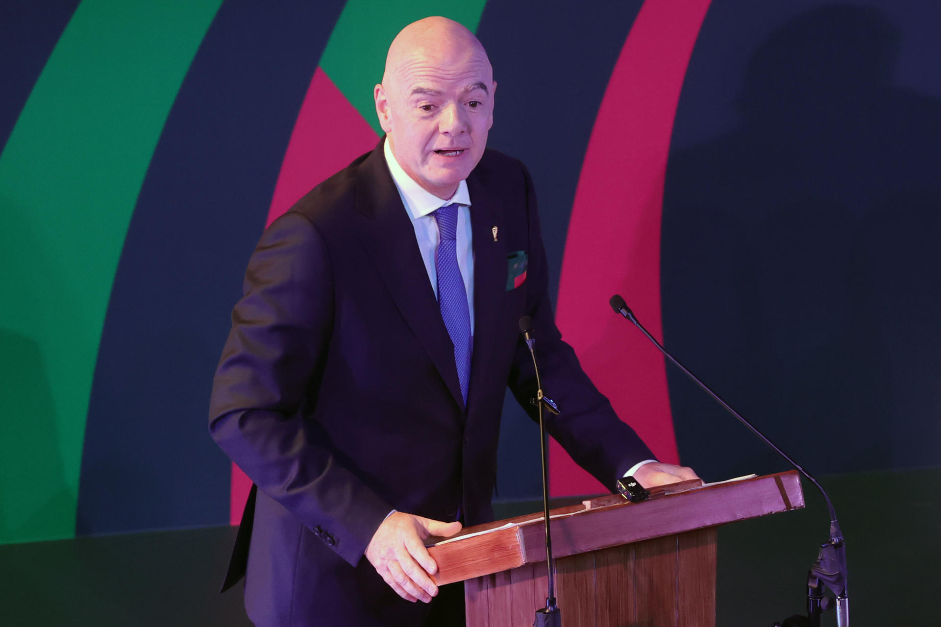 El presidente de la FIFA, el suizo Gianni Infantino, habla durante la inauguración de la exposición 'Álbum épico' en Ciudad de México (México). EFE