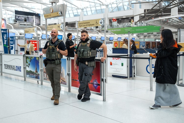 Servicio de Inmigración y Aduanas (ICE), está encargado de la seguridad de unos 14 aeropuertos de Estados Unidos. Foto. EFE