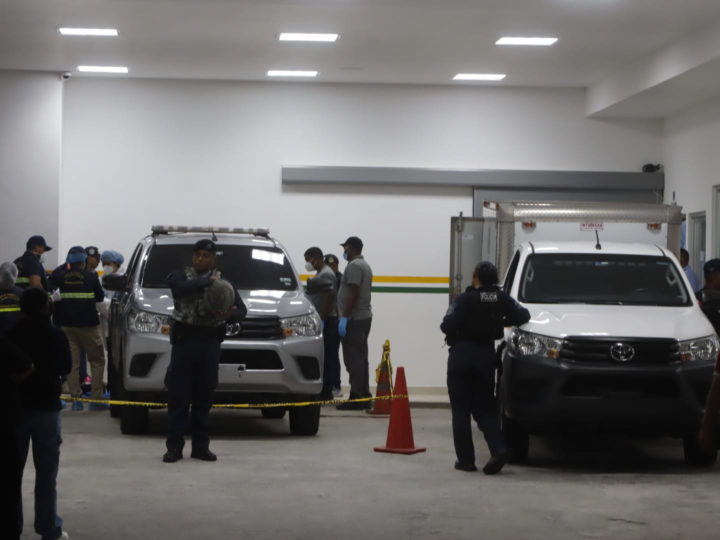 El herido fue subido a una patrulla policial y trasladado de urgencia hacia el nuevo policentro de San Isidro, en San Miguelito. Sin embargo, no resistió las heridas y falleció en el camino.  Video: Alexander Santamaría. 