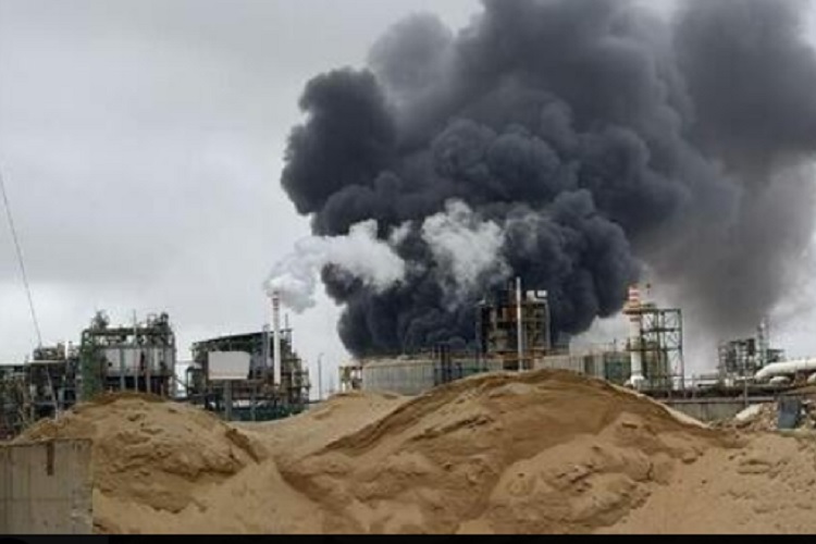Los bomberos trabajan además para enfriar los tanques próximos a la zona del impacto, con el fin de evitar que el incendio se expanda o se produzcan explosiones. Foto. @ynetnews