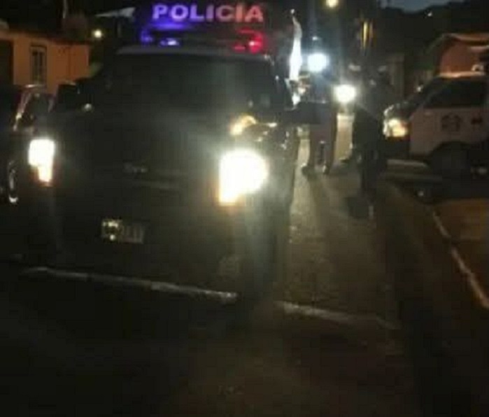 La policía investiga el caso y busca a los pistoleros.  /  Foto: Diómedes Sánchez