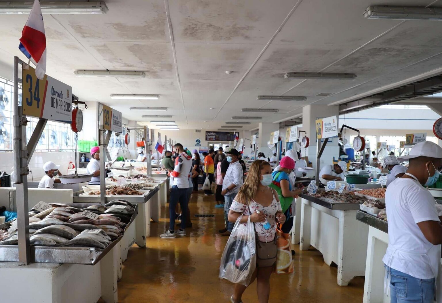 Las autoridades indicaron que esta acción forma parte del mantenimiento regular de los espacios donde se comercializan productos del mar.