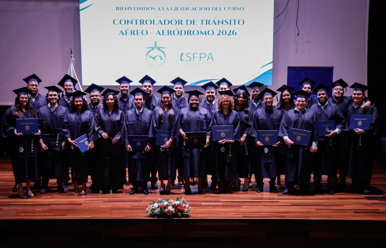 Son 25 nuevo controladores graduados en el país. 
