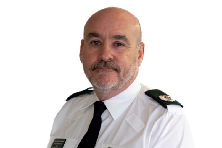 El subcomisario del cuerpo, Ryan Henderson, explicó que la bomba de fabricación casera fue colocada la pasada noche en el maletero del coche de un repartidor de comida.