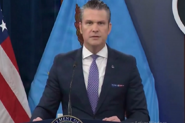 El secretario de Guerra Pete Hegseth compartió varias conversaciones con soldados y aseguró que le dijeron que querían “más bombas y bombas más grandes” y “lo cumpliremos felizmente”. Foto/EFE