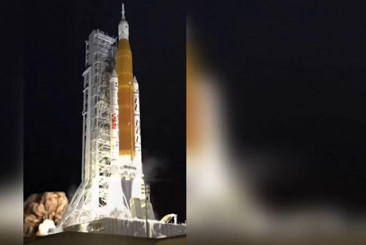 De tener éxito, los tripulantes llegarán al lado oculto de la Luna el próximo lunes, 6 de abril, cuando observarían más que ningún otro ser humano gracias a la posición del Sol, que iluminaría el satélite natural. Foto. EFE
