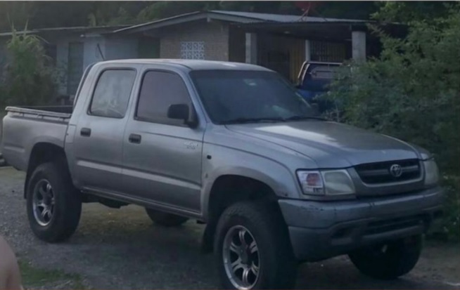l auto hurtado es un Toyota Pick Up Hi Lux 2004, color gris plateado, con placa 304741.