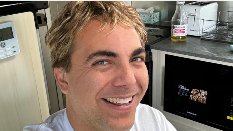 Cristian Castro está por terminar la escuela a sus 51 años 