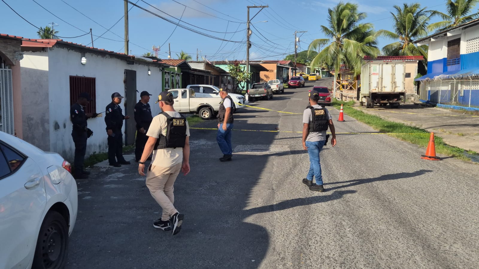 Solo se escucharon varios disparos, lo que generó pánico entre los vecinos y transeúntes, en medio de la corredera para no ser alcanzados por las balas.