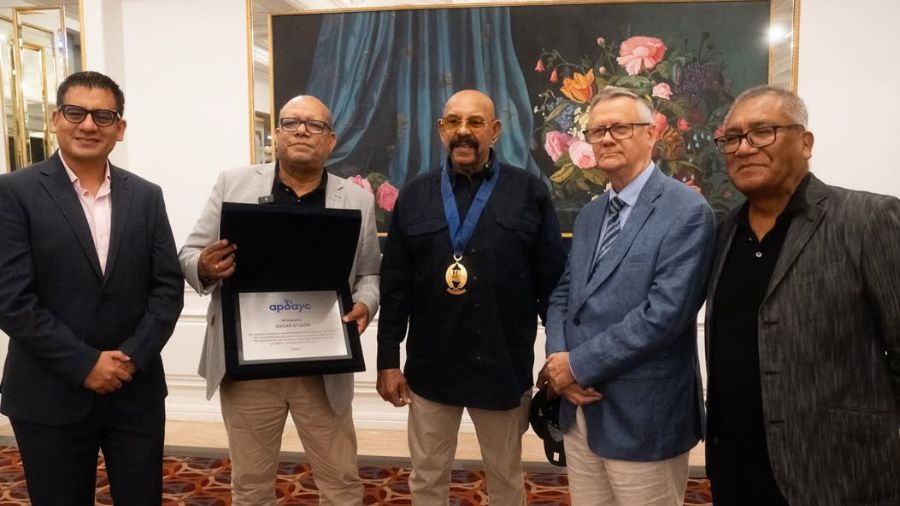 #ShowCri Oscar D'León recibe condecoración por sus 54 años de trayectoria musical