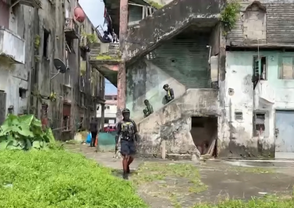 Una ronda policial llegó de forma repentina al lugar, lo que fue aprovechado por los delincuentes para darse a la fuga.
