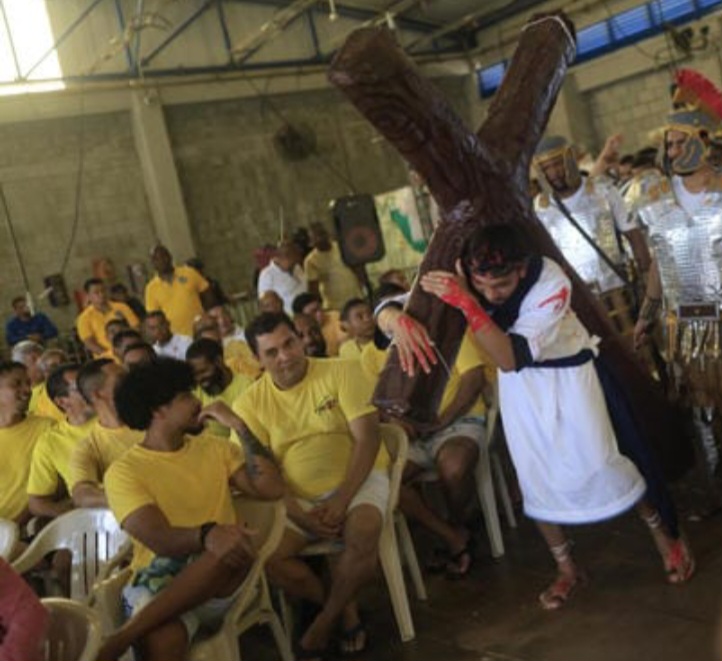 #NacionalCri Privados de libertad de La Joya participan esta Semana Santa en una obra de teatro sobre la pasión de Cristo en una prisión de Panamá.