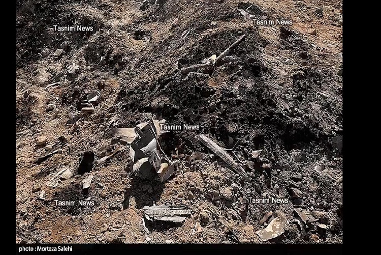 Captura del vídeo difundido por la Agencia Tasnim, próxima a la Guardia Revolucionaria, que muestra lo que el medio identifica como restos del caza estadounidense F-15E derribado en el sur de Irán.