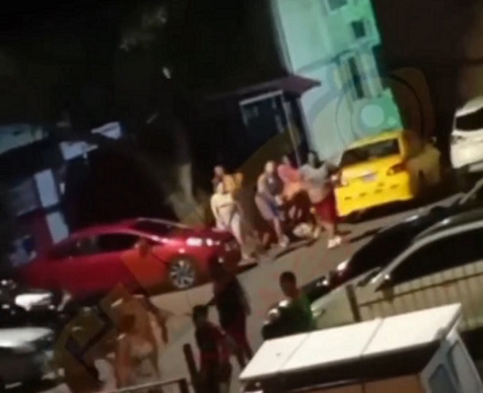 #SucesosCri En videos que circulan en redes sociales, se puede apreciar cómo la gente corre a ayudar a los heridos para trasladarlos al hospital Santo Tomás.