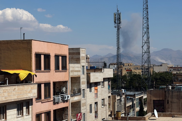 Estados Unidos e Israel bombardearon este martes intensamente Irán, incluida la estratégica isla de Jarg, mientras que Irán respondió con un ataque al complejo petroquímico saudí de Jubail, uno de los mayores del mundo. Foto. EFE