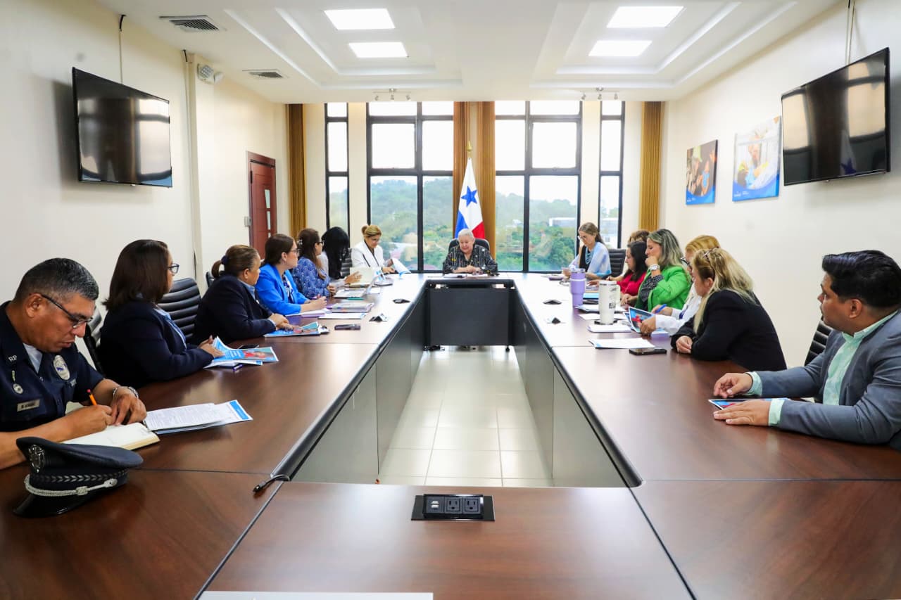 Mides acuerda plan para reforzar protección de niños vulnerables 
El plan contempla la revisión y actualización del Protocolo para la Atención de la Niñez sin Cuidado Parental en Albergues en Panamá,