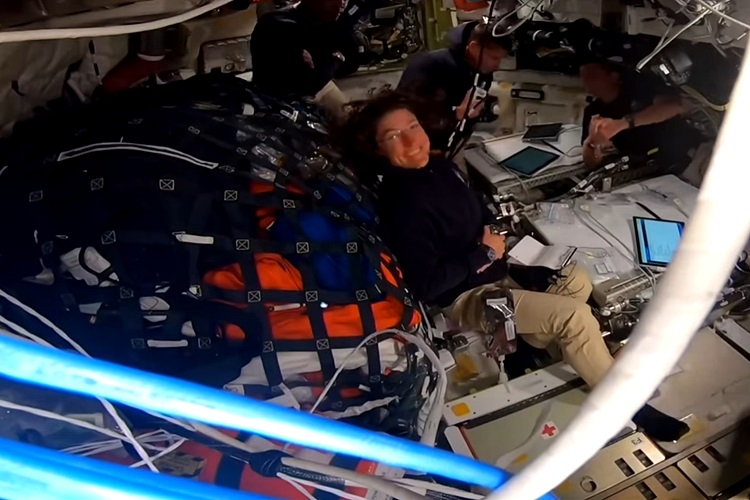 Cuando los astronautas lleguen al océano, médicos ingresarán a la nave para revisarlos y después los llevarán a los helicópteros de la Marina, en orden: primero a Christina Koch, después a Glover, luego al canadiense Jeremy Hansen y, al final, al comandante Wiseman. Foto. EFE