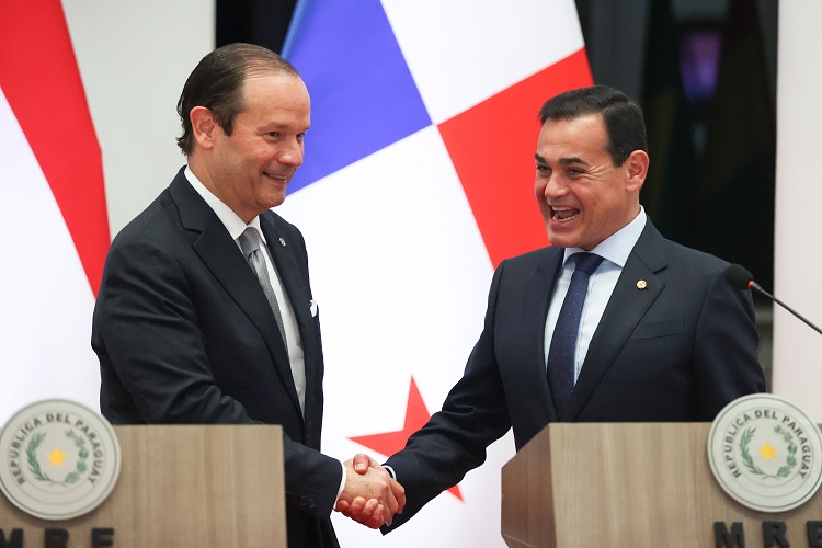 los cancilleres de Paraguay, Rubén Ramírez, y de Panamá, Javier Martínez-Acha, reiteraron su “firme e irrenunciable compromiso en la lucha contra el crimen organizado transnacional”, al tiempo que remarcaron la importancia de “intensificar la cooperación bilateral”. Foto. EFE