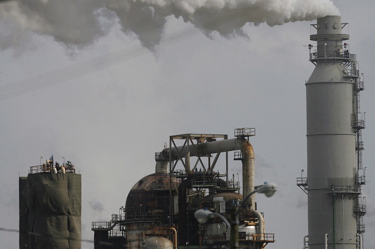 De la misma manera que el Brent, el petróleo intermedio de Texas (WTI, por sus siglas en inglés) baja con fuerza este miércoles antes de la apertura oficial del mercado en Estados Unidos. Retrocede el 14,48 %, hasta los $94,9. Foto. EFE