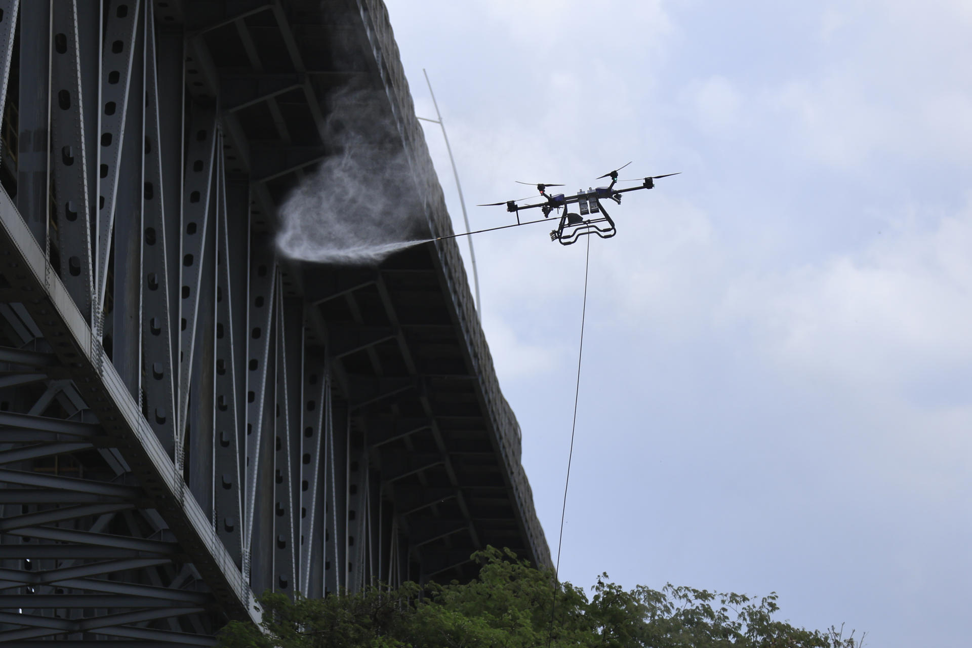 Dron limpia puente de las Américas tras incendio que dejó un muerto