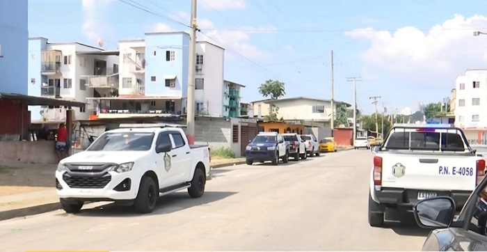 #SucesosCri Tras el reporte del cr1men, las autoridades se presentaron en la escena para el inicio de la investigación del caso.