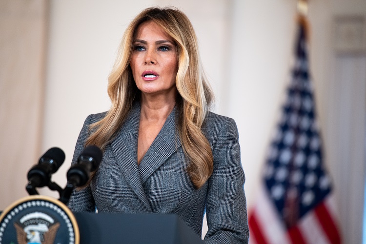 La primera dama de Estados Unidos, Melania Trump, pronuncia un discurso desde el vestíbulo principal de la Casa Blanca en Washington, D.C. Foto. EFE