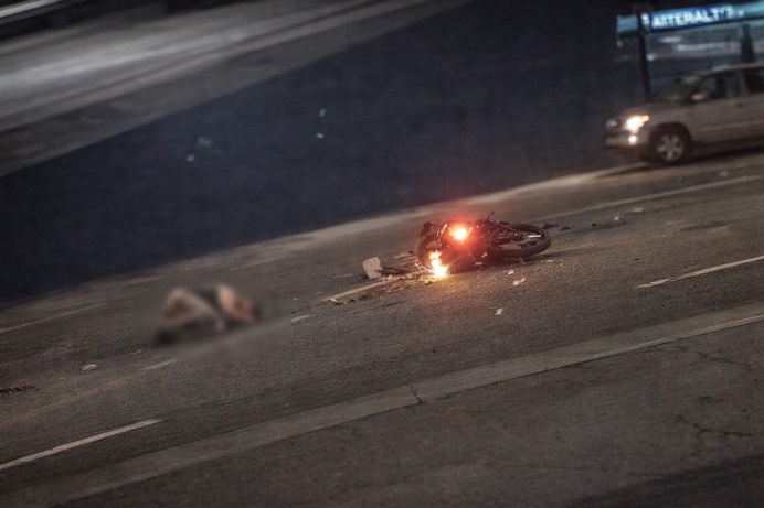 El motociclista quedó en medio de la vía, muy mal herido. / Imagen generada con IA Copilot