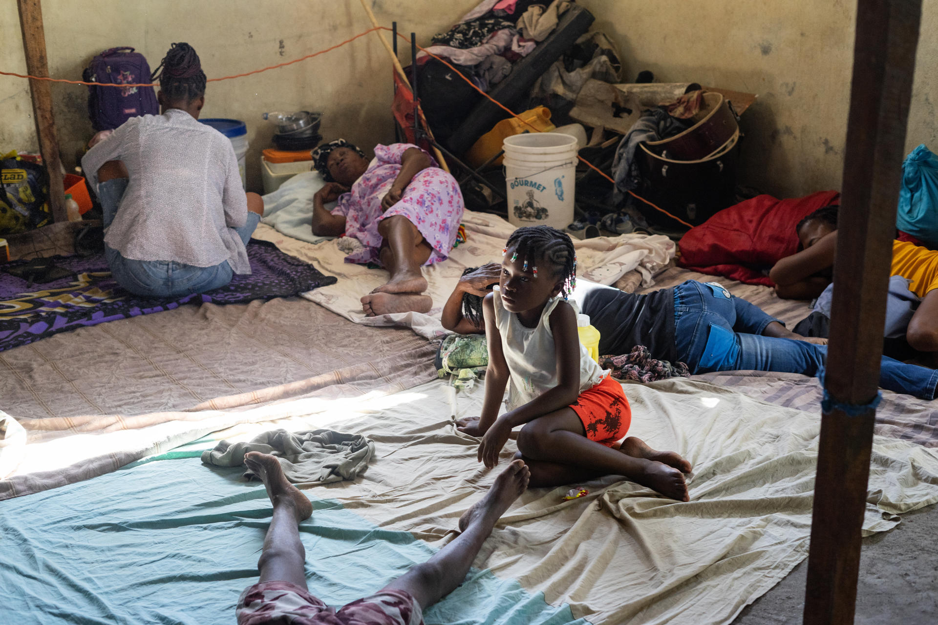 Fotografía del 4 de abril de 2026 que muestra a una familia refugiada mientras descansa en una escuela en Marchand Dessalines. /Foto: EFE