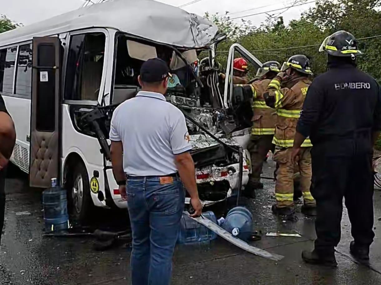 #SucesosCri Un conductor quedó atrapado dentro del bus, presentando lesiones de consideración.