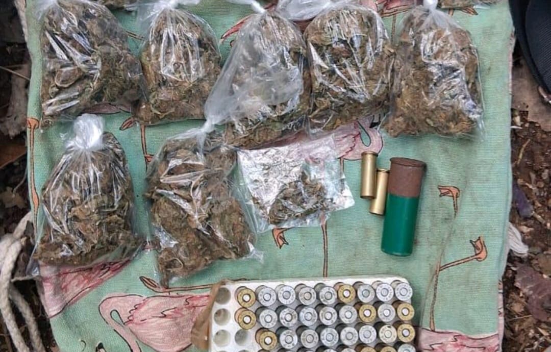 #SucesosCri Dos hombres fueron capturados dentro de una zona boscosa colindante con la barriada La Estancia #1. En el sitio ocultaban un arma de fuego calibre 38, un arma tipo réplica y municiones, además de una mira telescópica.