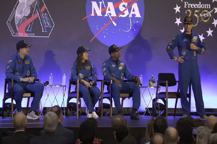 Integrantes de la misión Artemis II, los astronautas de la NASA, el piloto Victor Glover (i), la especialista de misión Christina Koch (2-i), el astronauta de la Agencia Espacial Canadiense (CSA), el especialista de misión Jeremy Hansen (2-d) y el comandante Reid Wiseman (d), hablando durante un evento este sábado, en Houston. Foto. EFE